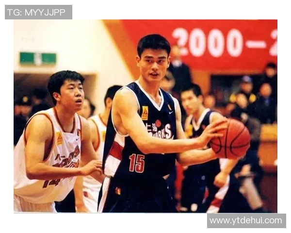 姚明荣膺年度最佳防守球员称号引发篮球界热议与赞誉