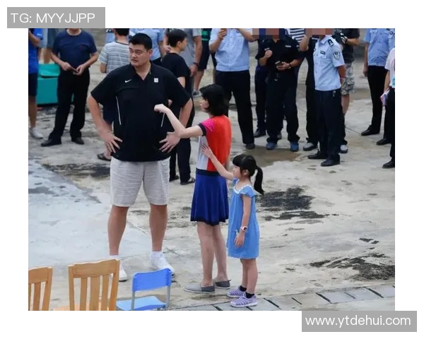 姚明现身路边引围观粉丝争相合影留念场面热烈