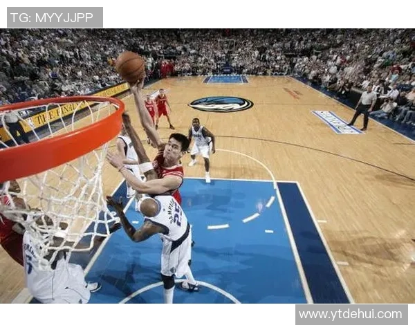 姚明在赛场上展现力量与技巧的完美结合实现暴力进球的精彩瞬间