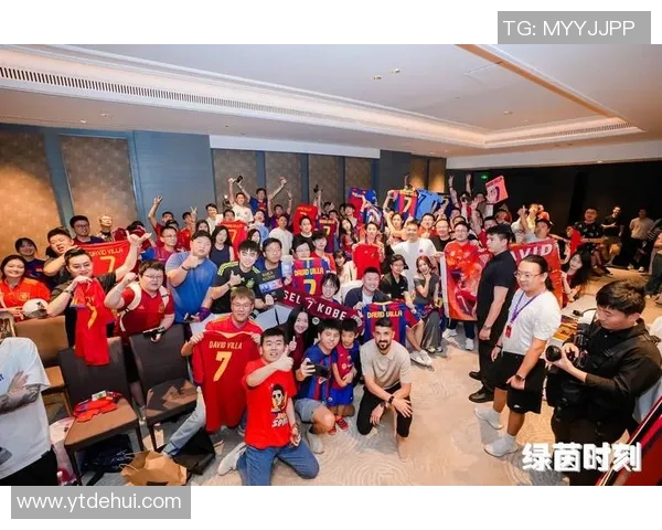 足球明星亲自追逐球迷送上签名球衣感动瞬间