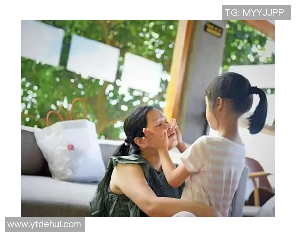 足球明星亲子时光曝光温馨画面展现真实育儿生活